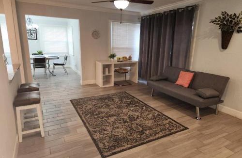 Murray Hill House | ☆The Oasis in Murray Hill☆ -sleeps 8- WiFi- Cozy