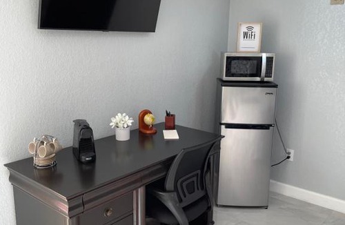 West Palm Beach House | THE OCEAN PALMS SUITE