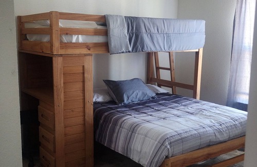 Yulee House | The Ocean Sunflower Cottage 🌻Conviently located to beaches, airport & shopping.