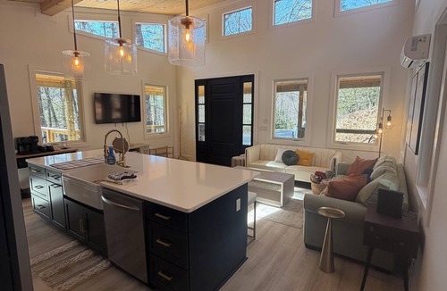 Sapphire Villa | The Onyx- Walk to Falls, Hot Tub, Near Golf, Resort Access