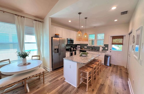 Pleasant Street House | The Orange Blossom Suite | Near UF, Shands, D-town