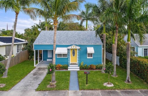 Parrot Cove Cottage | The Palm Cottage- 7 min drive to the beach