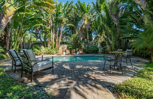 Flamingo Parks House | The Palms Cottage Private Pool, Downtown, Beach, The Square