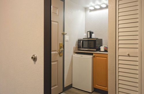 Ludlam Hotel | The Palms Inn & Suites