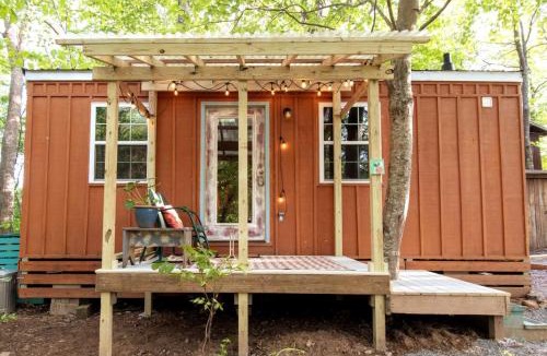 Swannanoa Apartment | The Peach Perch - Ridgetop Tiny Home, and 20 Minutes to Asheville!
