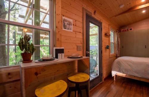 Swannanoa Apartment | The Peach Perch - Ridgetop Tiny Home, and 20 Minutes to Asheville!