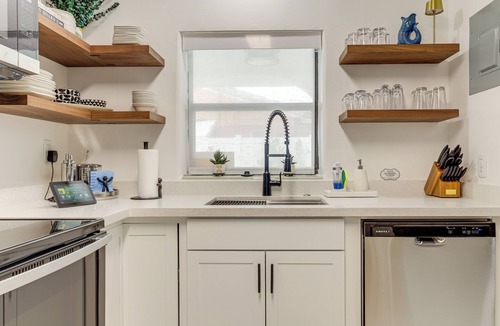 Lake Ridge House | 'The Peacock Bungalow' Near Fort Lauderdale Beach!