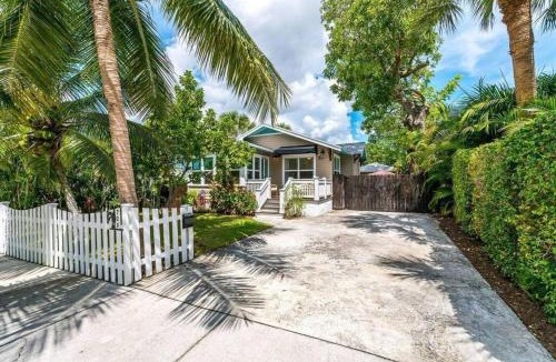 Flamingo Parks Villa | The Penn House + Guest House & Saltwater Pool Flam
