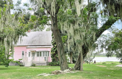 Lakeland House | The Pink House at Crews Lake Ranch, a 240-acre Estate ~ 40mi. from Disney