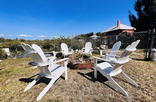 Crystal River House | The Pink Palm - Waterfront - Boat & RV’s Welcome!