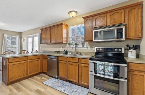 Eatonton House | The Place to Be – Sleeps 16, Kayaks, Hot Tub, Games, Fire Pit + More!