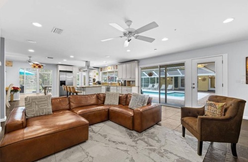 Sugarfoot House | The Pond House! Large Pool, 10 sleeps, Pool Table, Firepit, 10 min UF