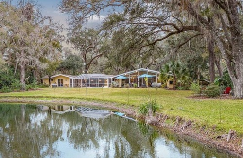 Sugarfoot House | The Pond House! Large Pool, 10 sleeps, Pool Table, Firepit, 10 min UF