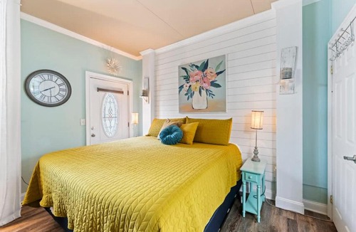 Fruit Cove Apartment | The Poolside Studio - Lounge Pool Wifi