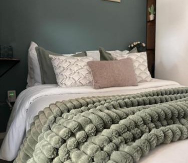 Decatur Apartment | The Quiet Garden Studio - Decatur- Free Parking
