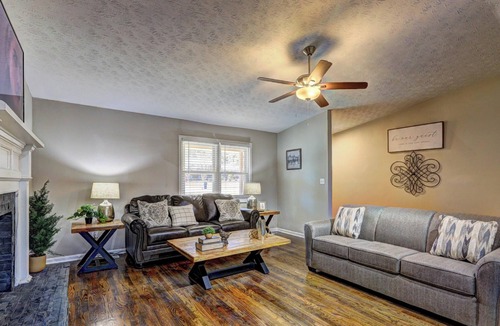 Douglasville House | The Red Ranch - Near Six Flags & ATL Attractions!