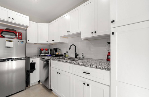 Sylvan Hills Apartment | The Rhitreat - Studio, 10 Min Downtown & Airport