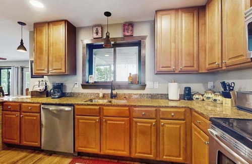 Franklin House | The Ridge House-EV charger with an Awesome View, Wifi and Full Kitchen