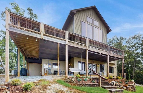 Franklin House | The Ridge House-EV charger with an Awesome View, Wifi and Full Kitchen
