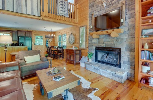 Ellijay House | 'The River Rest' Ellijay Cabin w/Hot Tub!