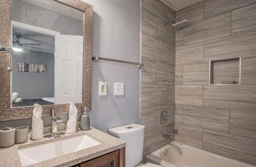 Conyers House | The Rosewood Townhouse - 10 mins to horse park!