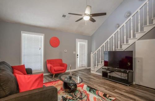 Conyers House | The Rosewood Townhouse - 10 mins to horse park!