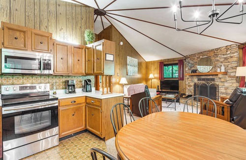 Hendersonville Cabin | 'The Round House' - Treetop North Carolina Cabin!