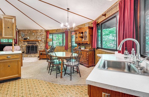 Hendersonville Cabin | 'The Round House' - Treetop North Carolina Cabin!
