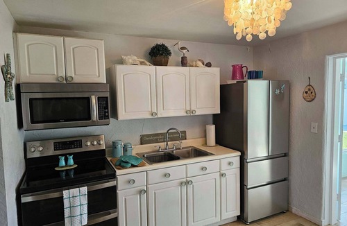 Ormond-by-the-Sea House | THE SALTY MERMAID COTTAGE, Pet Friendly, 1/2 block from the Beach