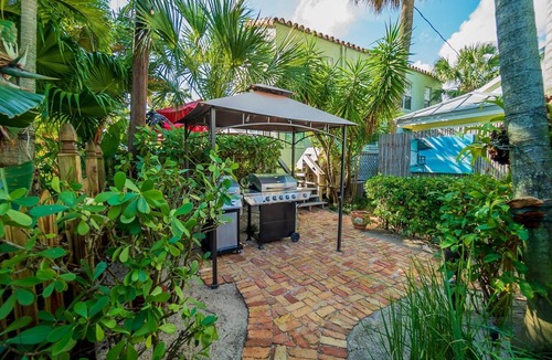 Grandview Heights Condo | The Savannah Apartment, Downtown, Restaurants, Pool, Beach, Cafes, The Square, Kravis Center
