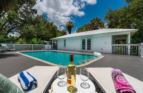 Stuart House | The Seaside Treasure Sparkling Pool w Guesthouse