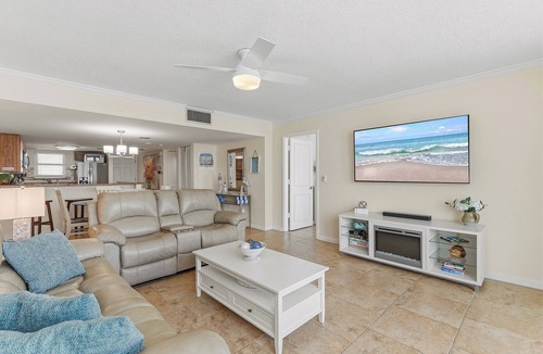 Daytona Beach Shores Condo | 🌴The Shores Club 402 | Pet Friendly | Beach Gear | Direct Oceanfront for 6