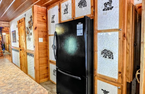 Townsend Cabin | The Skinner’s Cabin: Hot Tub, Fireplace & Grill!