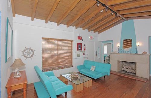 West Avenue House | The South Beach Party House - Large Groups - Walk to Everything!