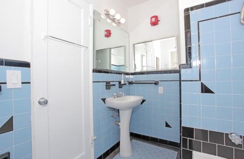 West Avenue House | The South Beach Party House - Large Groups - Walk to Everything!