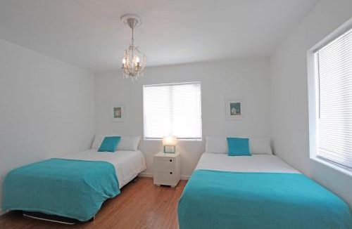 West Avenue House | The South Beach Party House - Large Groups - Walk to Everything!