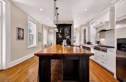 Savannah Victorian District Apartment | The Squares of Savannah: Bright and Cheery Two-Story Digs by Lucky Savannah