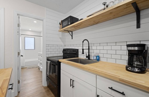 River District Apartment | The Surf Suite | Dog | Near AMI | Near IMG | Patio | TV