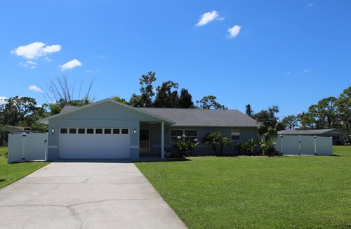 Englewood House | "The Sweet Spot" 3/2 Pool Home With Golf Cart in the Heart of Old Englewood