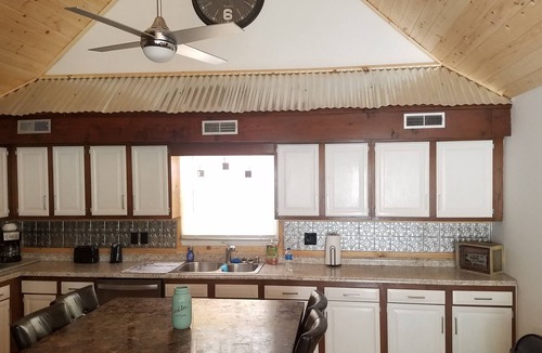 Forest City House | The Tin Roof 4bd, 1.5bth Conveniently located in Forest City near 74 bypass