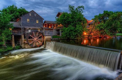 Sevierville House | The Tiny Barn, 560 FREE tickets each paid day
