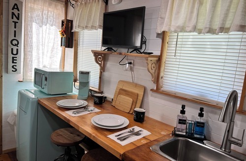 Cosby House | The Tiny Den w/Mountain View, Games, Fire Pit, 25 min to Gatlinburg