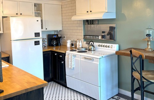 Demorest Apartment | The Tomlin House - Hike, Wine, Dine - Historic Gem in North GA Mountains!