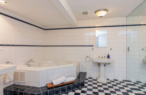 South Orange Villa | The Trident Suite