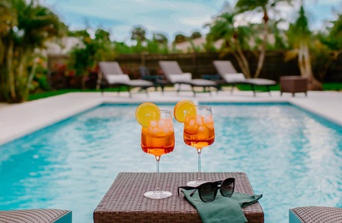 East Naples House | THE TURTLE, Brand New Heated Pool, 10 minutes to Downtown Naples, 5th Ave. Beach
