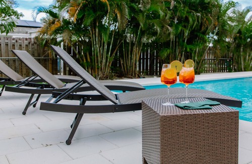 East Naples House | THE TURTLE, Brand New Heated Pool, 10 minutes to Downtown Naples, 5th Ave. Beach