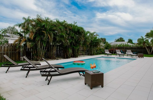 East Naples House | THE TURTLE, Brand New Heated Pool, 10 minutes to Downtown Naples, 5th Ave. Beach