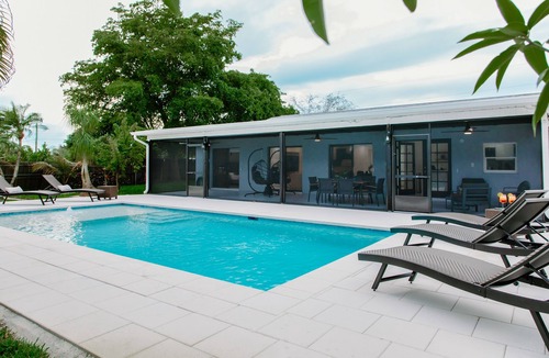 East Naples House | THE TURTLE, Brand New Heated Pool, 10 minutes to Downtown Naples, 5th Ave. Beach