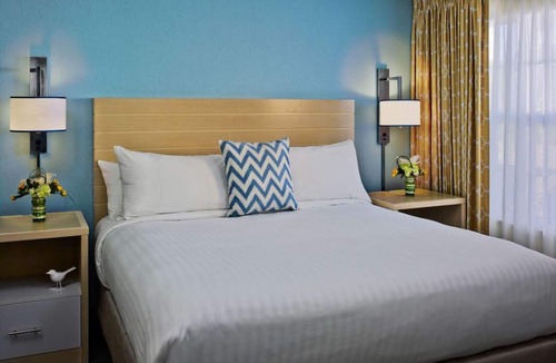 Sandy Springs Resort | The Ultimate Atlanta Experience! Full Kitchen, Free Breakfast, Pets Allowed!