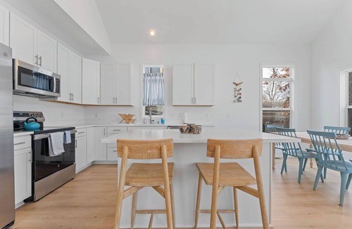 Colonial Beach House | The Ultimate Coastal Getaway – Walk to Beach & Dining in Colonial Beach